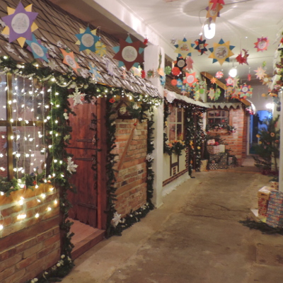 Blick in die weihnachtliche Dorfstraße