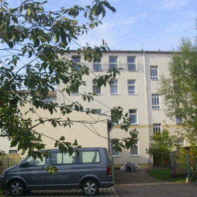 Blick auf die Wohnstätte BauMhaus vom Garten aus