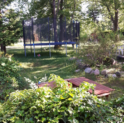 Gartenansicht mit Blick auf das Trampolin