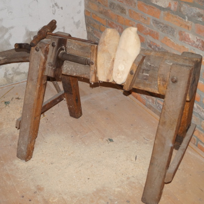 Werkbank des Holzschuhmachers