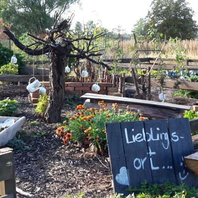 Garten auf dem weitläufigen Gelände des Heims